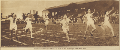 870111 Afbeelding van de finale van de 100 m hardlopen, tijdens de Nederlandse Atletiekkampioenschappen, georganiseerd ...